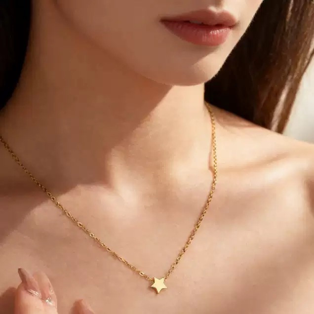 استایل گردنبند ستاره ظریف طلایی؛ اکسسوری مینیمال و شیک زنانه