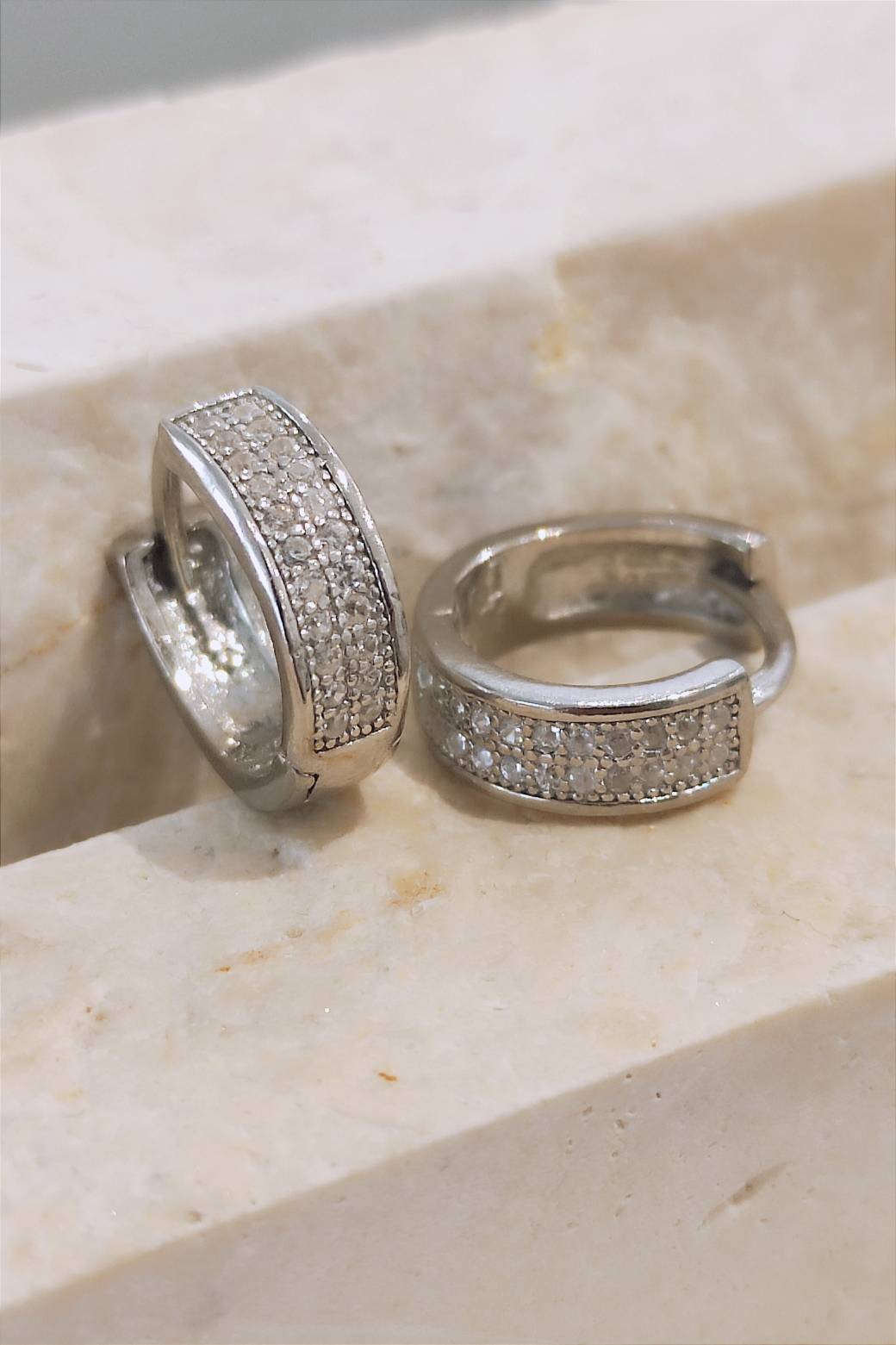 0013. گوشواره حلقه ای مدل نگین دو ردیفه
